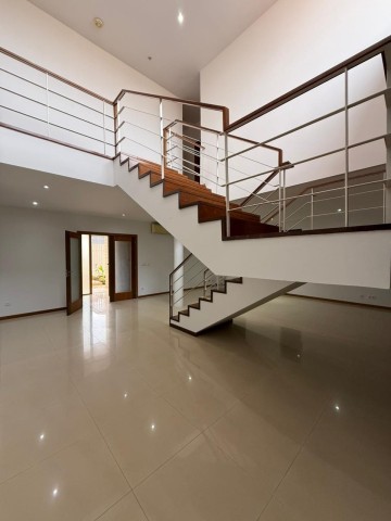 A Venda Vivenda V4+1 com piscina, no condomínio Old Vilas, Talatona.