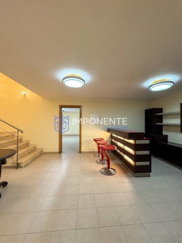 A Venda Luxuosa Vivenda V5 mobiliada, com piscina e anexo, no Condomínio vale do Embondeiro, Talatona.