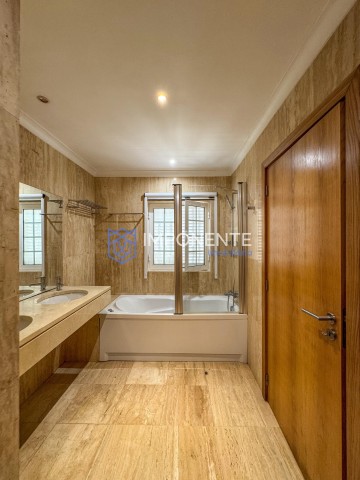 A Venda Luxuosa Vivenda V5 mobiliada, com piscina e anexo, no Condomínio vale do Embondeiro, Talatona.