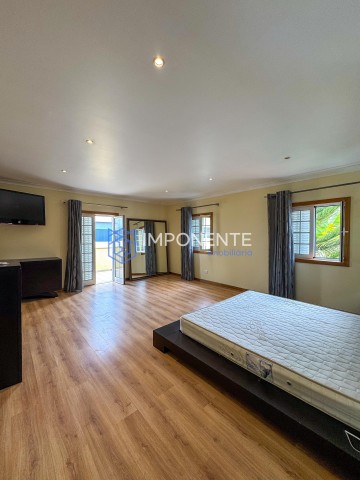 A Venda Luxuosa Vivenda V5 mobiliada, com piscina e anexo, no Condomínio vale do Embondeiro, Talatona.