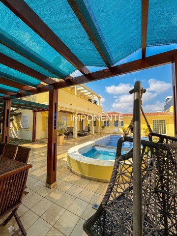 A Venda Luxuosa Vivenda V5 mobiliada, com piscina e anexo, no Condomínio vale do Embondeiro, Talatona.