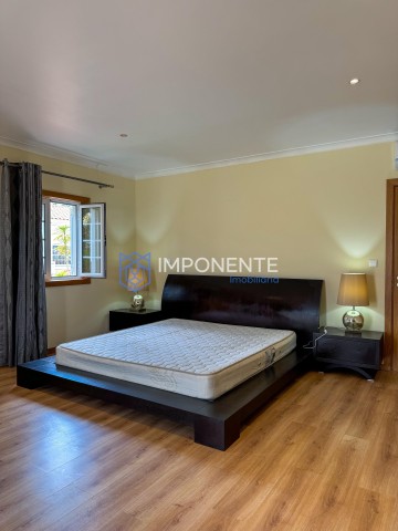 A Venda Luxuosa Vivenda V5 mobiliada, com piscina e anexo, no Condomínio vale do Embondeiro, Talatona.