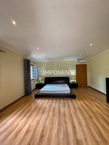 A Venda Luxuosa Vivenda V5 mobiliada, com piscina e anexo, no Condomínio vale do Embondeiro, Talatona.