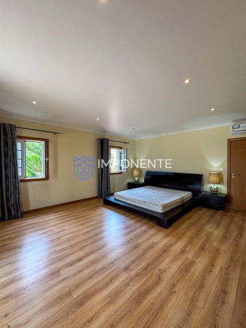 A Venda Luxuosa Vivenda V5 mobiliada, com piscina e anexo, no Condomínio vale do Embondeiro, Talatona.