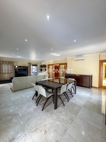 A Venda Luxuosa Vivenda V5 mobiliada, com piscina e anexo, no Condomínio vale do Embondeiro, Talatona.