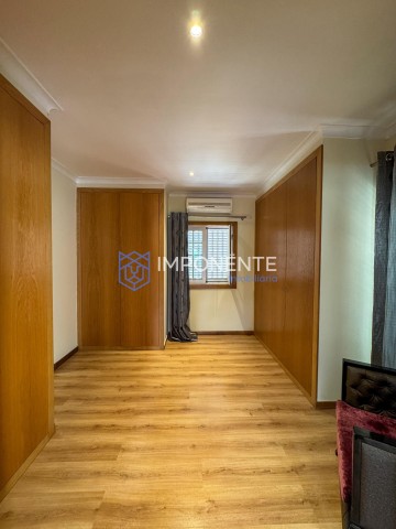 A Venda Luxuosa Vivenda V5 mobiliada, com piscina e anexo, no Condomínio vale do Embondeiro, Talatona.