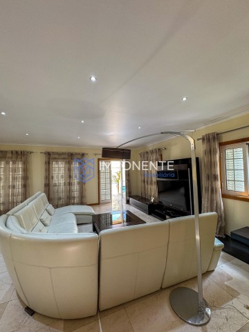 A Venda Luxuosa Vivenda V5 mobiliada, com piscina e anexo, no Condomínio vale do Embondeiro, Talatona.