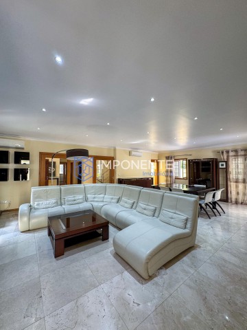 A Venda Luxuosa Vivenda V5 mobiliada, com piscina e anexo, no Condomínio vale do Embondeiro, Talatona.