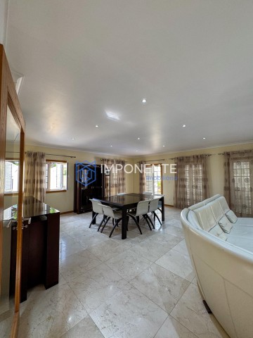 A Venda Luxuosa Vivenda V5 mobiliada, com piscina e anexo, no Condomínio vale do Embondeiro, Talatona.