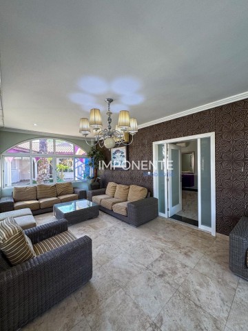 A Venda Luxuosa vivenda V3, com anexo e piscina, mobiliada, no Projecto Nova Vida, Urbanização Nova Vida.