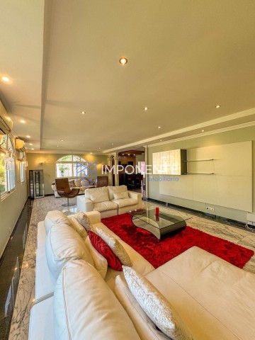 A Venda Luxuosa vivenda V3, com anexo e piscina, mobiliada, no Projecto Nova Vida, Urbanização Nova Vida.