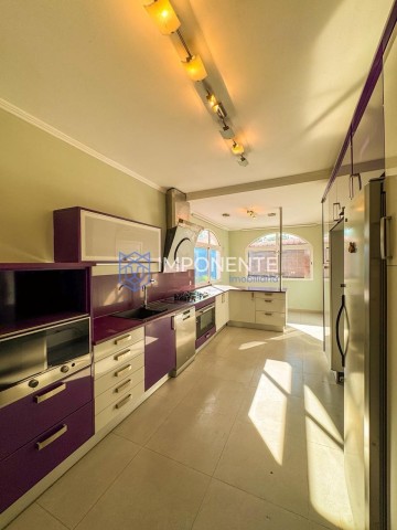 A Venda Luxuosa vivenda V3, com anexo e piscina, mobiliada, no Projecto Nova Vida, Urbanização Nova Vida.