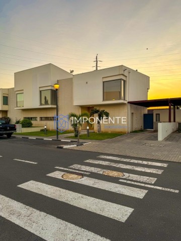 A Venda Luxuosa vivenda V4 com piscina, no Condomínio Dalm Residencial, Talatona.