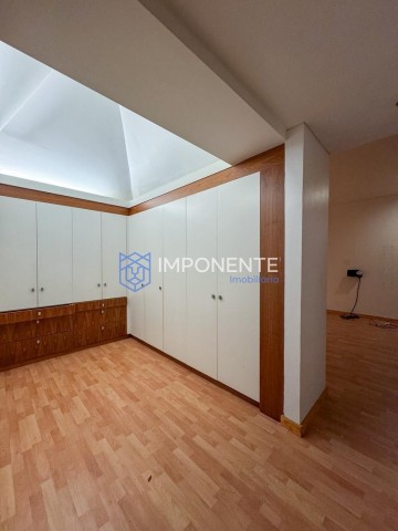 A Venda Luxuosa vivenda V4 com piscina, no Condomínio Dalm Residencial, Talatona.