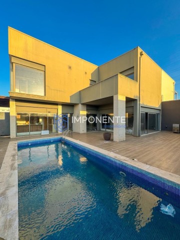 A Venda Luxuosa vivenda V4 com piscina, no Condomínio Dalm Residencial, Talatona.