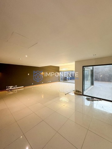 A Venda Luxuosa vivenda V4 com piscina, no Condomínio Dalm Residencial, Talatona.