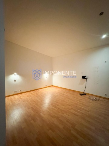 A Venda Luxuosa vivenda V4 com piscina, no Condomínio Dalm Residencial, Talatona.