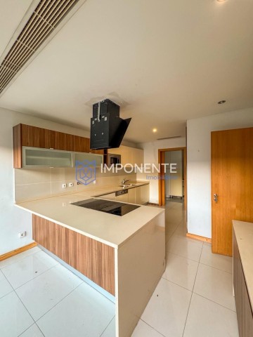 A Venda Luxuosa vivenda V4 com piscina, no Condomínio Dalm Residencial, Talatona.