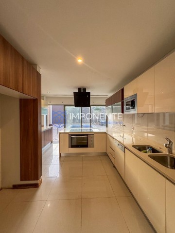 A Venda Luxuosa vivenda V4 com piscina, no Condomínio Dalm Residencial, Talatona.