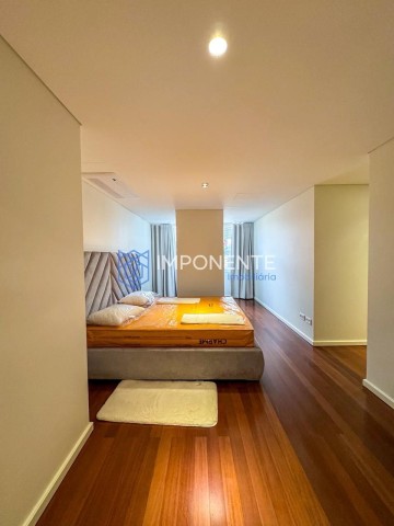 A Venda Luxuosa Penthouse, mobiliada, nos Edifícios do MRMPG, Largo Eixo-Viário, Centro da Cidade.