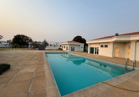 Vivenda V3+1, quintal maior, Condomínio Maravilhas de Talatona.