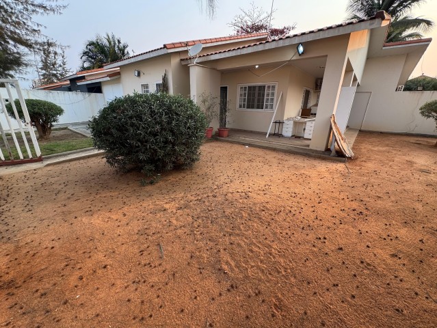 A Venda Vivenda V3+1, quintal maior, Condomínio Maravilhas de Talatona.