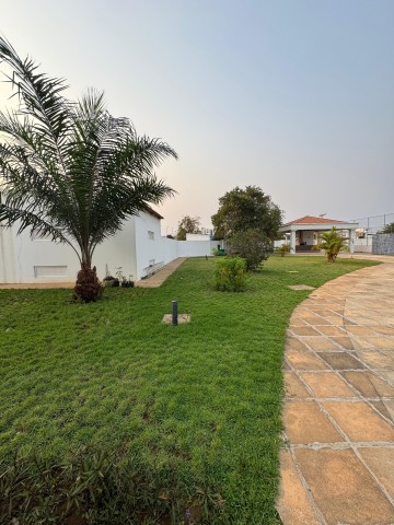 A Venda Vivenda V3+1, quintal maior, Condomínio Maravilhas de Talatona.