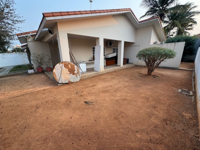 A Venda Vivenda V3+1, quintal maior, Condomínio Maravilhas de Talatona.