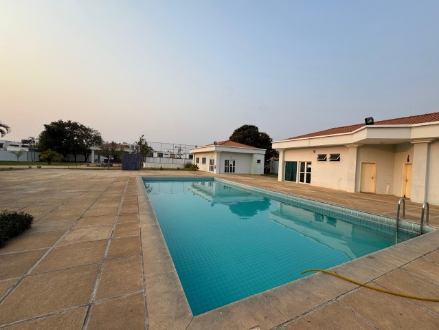 A Venda Vivenda V3+1, quintal maior, Condomínio Maravilhas de Talatona.