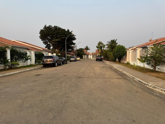 A Venda Vivenda V3+1, quintal maior, Condomínio Maravilhas de Talatona.