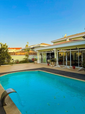 A Venda Luxuosa vivenda V7, mobiliada, com piscina, no condomínio Marés do Sul, Talatona.