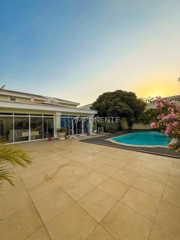 A Venda Luxuosa vivenda V7, mobiliada, com piscina, no condomínio Marés do Sul, Talatona.