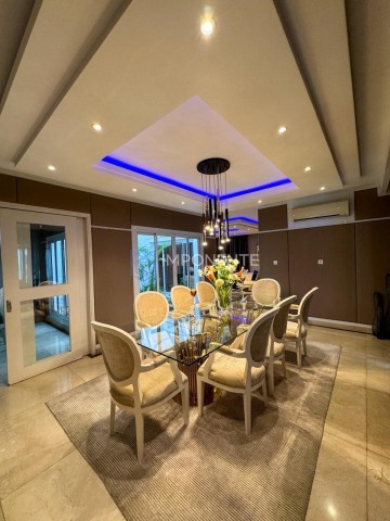 A Venda Luxuosa vivenda V7, mobiliada, com piscina, no condomínio Marés do Sul, Talatona.