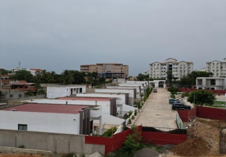 Vivenda V3 no condomínio Jardins do Nova Vida, com quintal duplo.