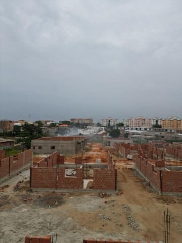 A Venda Vivenda V3 no condomínio Jardins do Nova Vida, com quintal duplo.