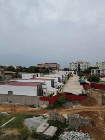 A Venda Vivenda V3 no condomínio Jardins do Nova Vida, com quintal duplo.