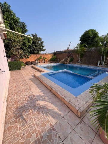 A Venda Excelente vivenda V4, com piscina e anexo, na Urbanização Lar do Patriota, Benfica.