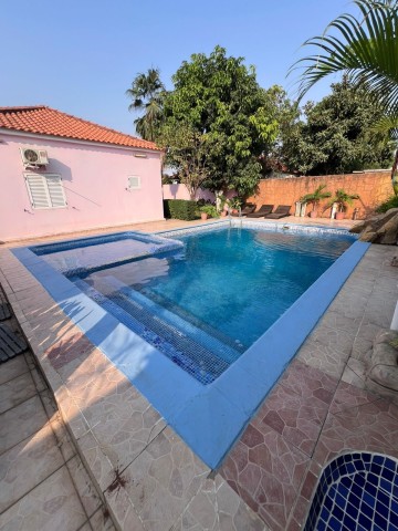 A Venda Excelente vivenda V4, com piscina e anexo, na Urbanização Lar do Patriota, Benfica.