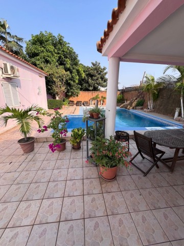 A Venda Excelente vivenda V4, com piscina e anexo, na Urbanização Lar do Patriota, Benfica.