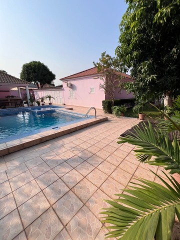 A Venda Excelente vivenda V4, com piscina e anexo, na Urbanização Lar do Patriota, Benfica.