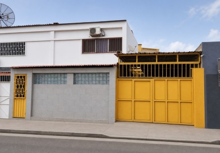 Anúncio Vivenda V4, na Vila Alice, rua Dr. Luís Pinto Fonseca.