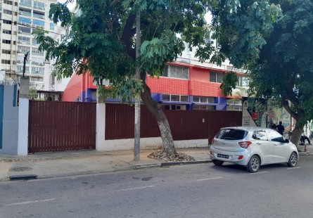 Anúncio Vivenda V5+6, nas Ingombotas, defronte ao Colégio São José de Cluny.