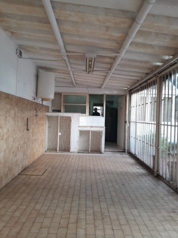 A Venda Vivenda V5+6, nas Ingombotas, defronte ao Colégio São José de Cluny.