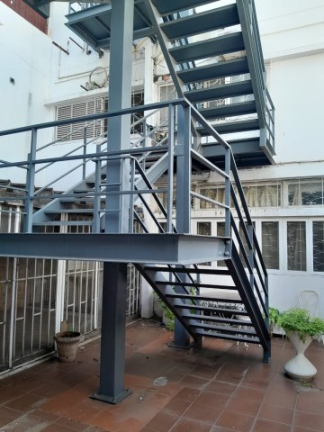 A Venda Vivenda V5+6, nas Ingombotas, defronte ao Colégio São José de Cluny.