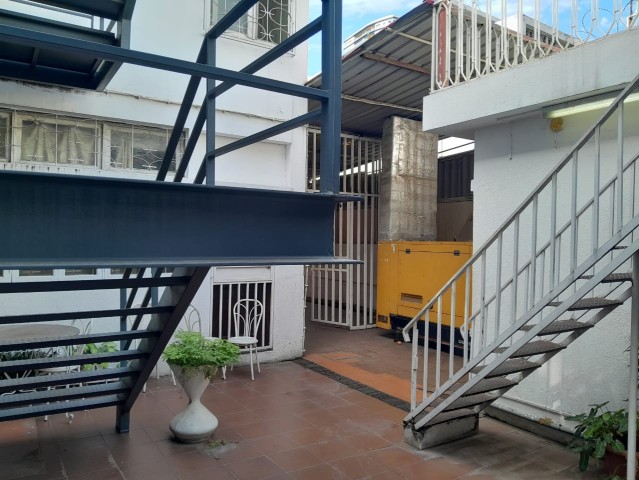 A Venda Vivenda V5+6, nas Ingombotas, defronte ao Colégio São José de Cluny.