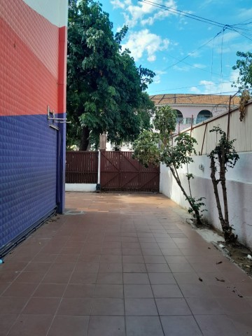 A Venda Vivenda V5+6, nas Ingombotas, defronte ao Colégio São José de Cluny.