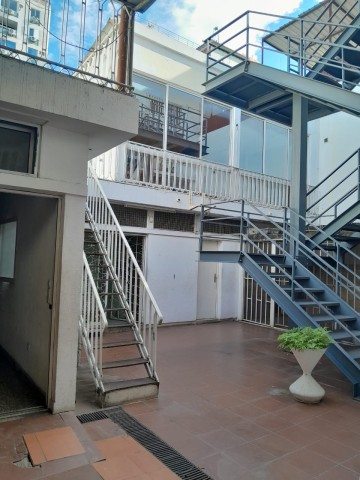 A Venda Vivenda V5+6, nas Ingombotas, defronte ao Colégio São José de Cluny.