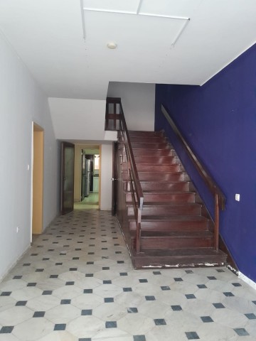A Venda Vivenda V5+6, nas Ingombotas, defronte ao Colégio São José de Cluny.