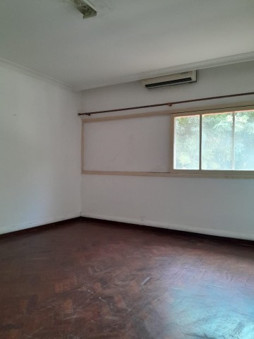 A Venda Vivenda V5+6, nas Ingombotas, defronte ao Colégio São José de Cluny.