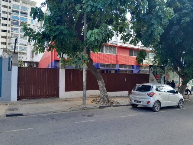 A Venda Vivenda V5+6, nas Ingombotas, defronte ao Colégio São José de Cluny.